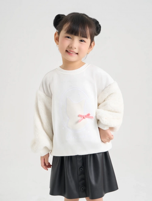 Áo nỉ bé gái đính patch trang trí