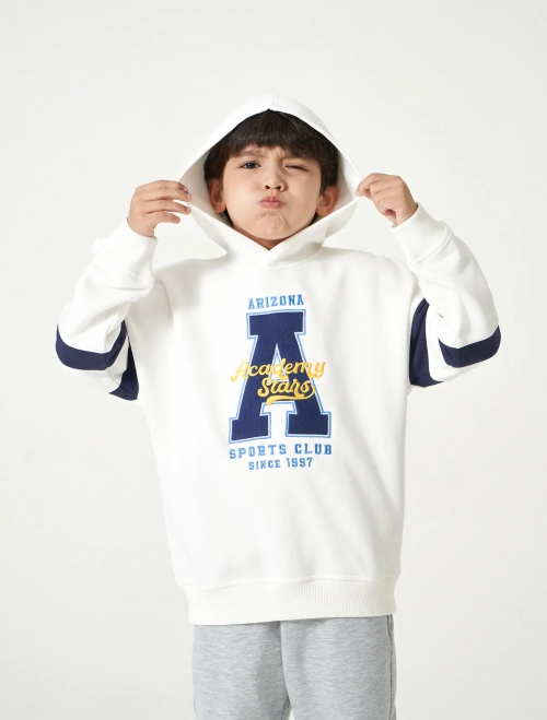 Áo nỉ bé trai có mũ dáng rộng có hình in