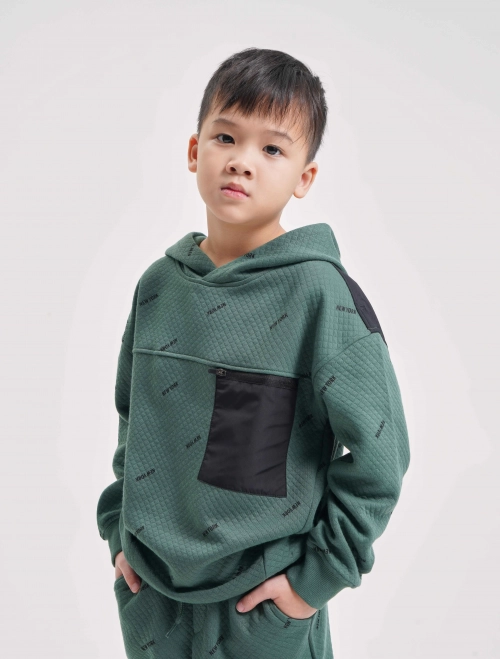 Áo nỉ bé trai có mũ can phối túi ngực