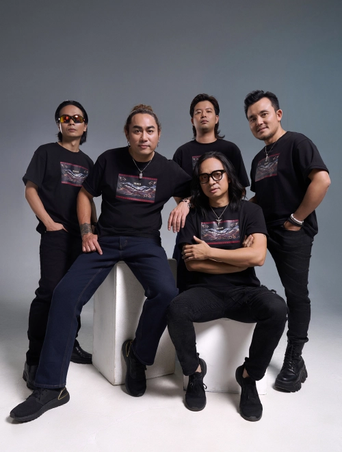 Áo phông người lớn regular Trên đỉnh gió