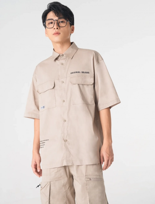 Áo sơ mi nam cổ đức cộc tay hai túi ốp ngực có hình in