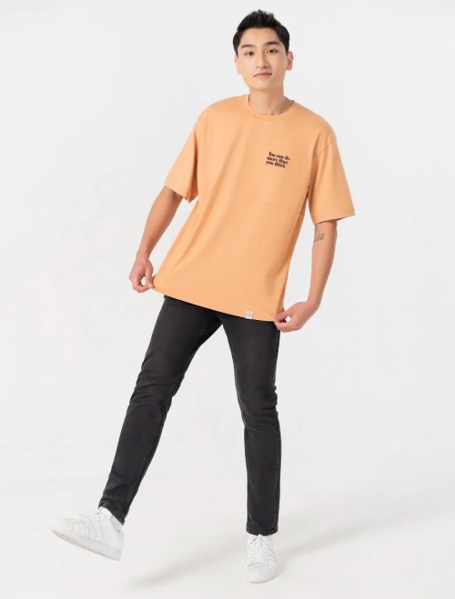 Áo phông nam cotton gắn mác trang trí gấu áo có hình in