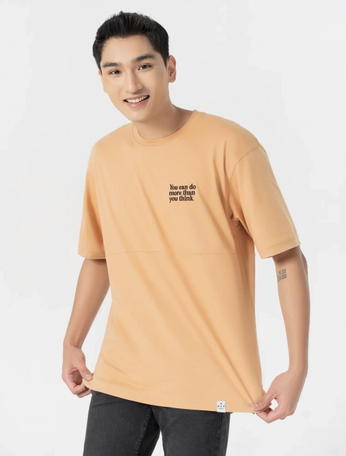 Áo phông nam cotton gắn mác trang trí gấu áo có hình in